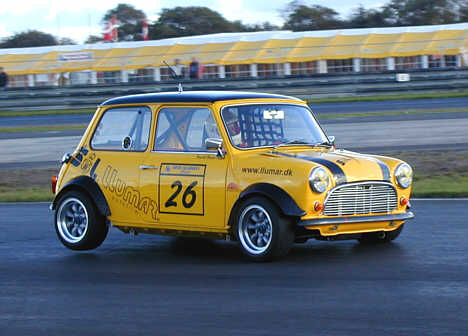 Mini'erne er altid underholdende på banen, her vises flot racerkontrol på tre hjul.
(Foto: Motorsporten.dk)